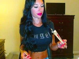 tighttinymilf webcam model