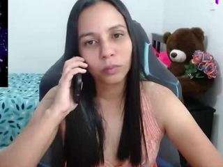 Live webcam model aslyandrea on Soda Cams