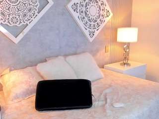 Live webcam model viioletlover on Soda Cams