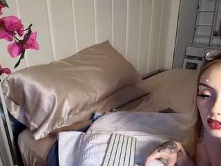 Live webcam model parisloveee03 on Soda Cams