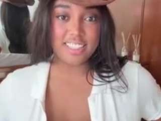 Naommiscott's cam show statistics and live stream