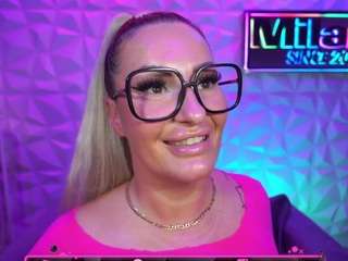 Live webcam model tamaramilano on Soda Cams