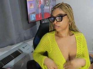 le modèle carmelbunny est en webcam porno dans un show sur le site camsoda, il possède les tags suivants: black hair,blowjob,brown eyes,fingering,flashing,lovense,orgasm,toys,bbw,big-tits,ebony,hd