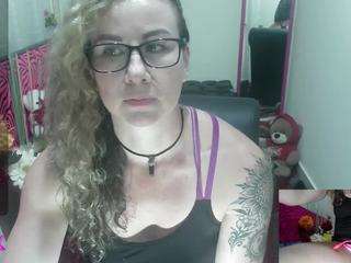 Discover vickysexyx from CamSoda